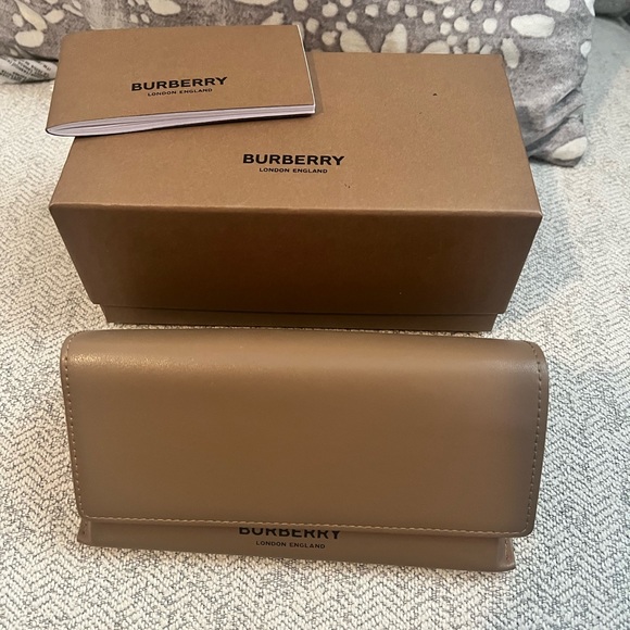 Brand new condition Burberry polarized sunglasses. BE4160 - Picture 9 of 10